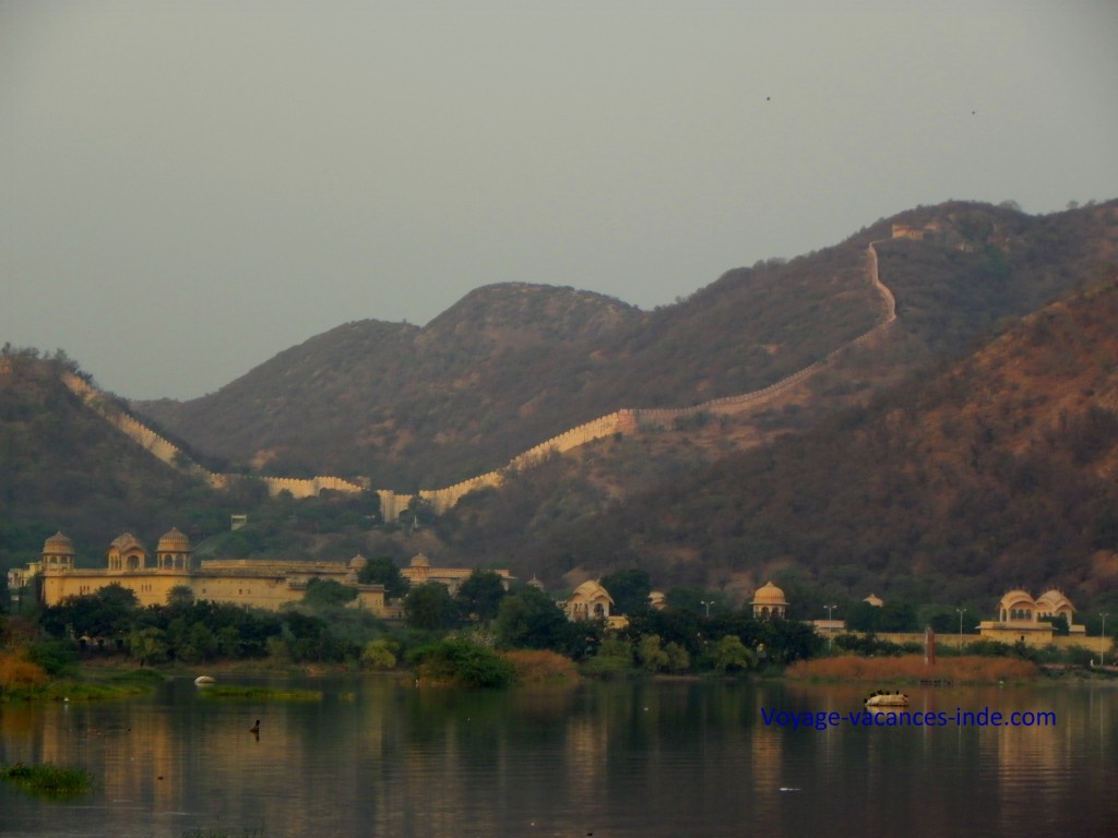 La chaine Aravalli sur le lac de Jaipur